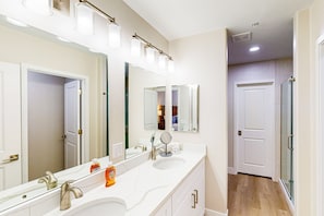 Shower, hair dryer, towels - Vibrant first-floor condo with pool/hot tub, right on the bike path (Tucson)