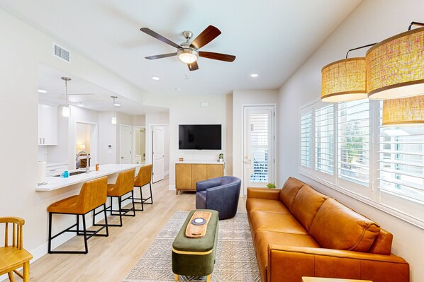 Smart TV - Vibrant first-floor condo with pool/hot tub, right on the bike path (Tucson)