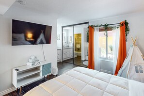 1 bedroom, iron/ironing board, travel cot, free WiFi - Serene Condo with pool, duck ponds and washer/dryer (Indio)