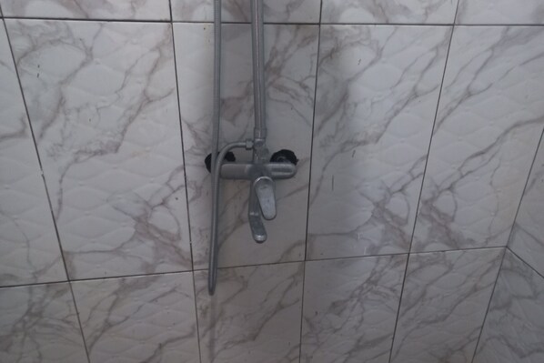 A bathroom with a shower and a toilet. - OYO 95179 Namira Guest House Syariah (Kembaran)