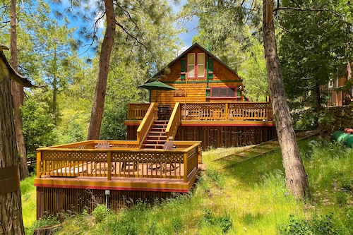 Dog-friendly quaint cabin with two-story deck, fireplace, W/D, & yoga studio