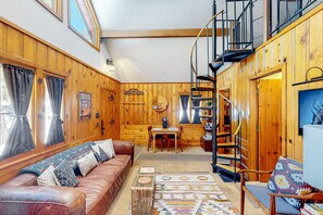 Smart TV, fireplace, books - Dog-friendly quaint cabin with two-story deck, fireplace, W/D, & yoga studio (Idyllwild-Pine Cove)