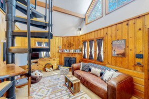 Smart TV, fireplace, books - Dog-friendly quaint cabin with two-story deck, fireplace, W/D, & yoga studio (Idyllwild-Pine Cove)