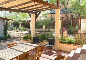 Outdoor dining - Historic Pueblo Home w/ yard and patio, modern kitchen - Sam Hughes neighborhood (Tucson)