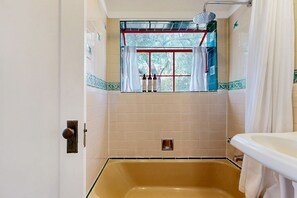 Een douche, een haardroger, handdoeken