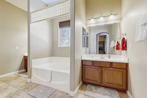 Shower, hair dryer, towels - Large, dog-friendly home with air hockey & great location close to trails (Flagstaff)