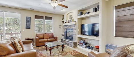 Smart TV, chimenea, reproductor de DVD y libros