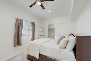 5 bedrooms, free WiFi, bed sheets - Tucson Comfort in the Heart of the Desert—Where Relaxation Meets Convenience (Tucson)