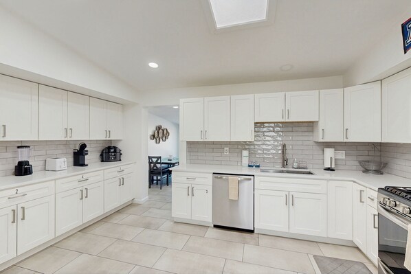 Fridge, microwave, oven, stovetop - Tucson Comfort in the Heart of the Desert—Where Relaxation Meets Convenience (Tucson)