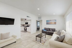 Smart TV - Tucson Comfort in the Heart of the Desert—Where Relaxation Meets Convenience (Tucson)