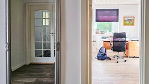 A hallway leading to a room with a desk, chair, and a window with blinds. - Cozy home in Lemvig with WiFi (Lemvig)