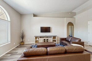 Smart TV, ping pong - Oasis in Sunny Scottsdale—where comfort, games, and poolside relaxation. (Scottsdale)