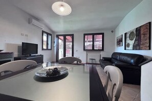 Living area - Capitana Eden Villa - Your retreat between sea and nature (Quartu Sant'Elena)