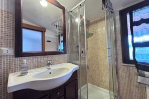Regadera, secadora de cabello, bidet, toallas 