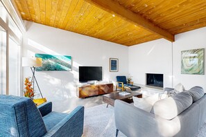 Smart TV, caminetto, impianto stereo