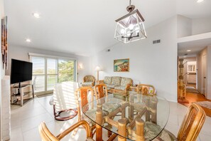 Interior - Island-inspired condo with olf course & mountain view & pool access (Palm Desert)
