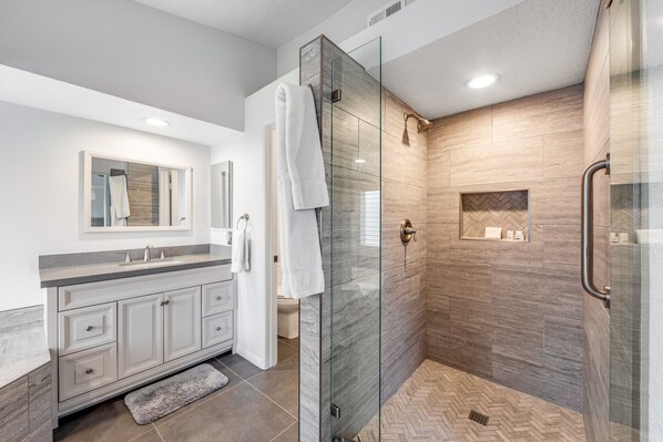 Shower, hair dryer, towels - Island-inspired condo with olf course & mountain view & pool access (Palm Desert)