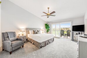 2 bedrooms, iron/ironing board, free WiFi, bed sheets - Island-inspired condo with olf course & mountain view & pool access (Palm Desert)