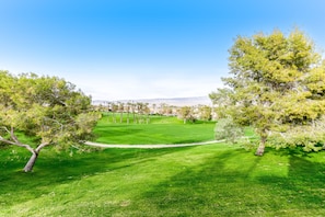 Golf - Island-inspired condo with olf course & mountain view & pool access (Palm Desert)