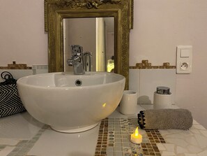 Unclassified image, 2 of 12, button - Auvillar room in the port gallery old fishermen's house (Auvillar)