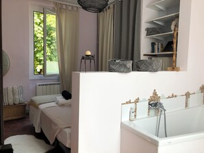 Unclassified image, 3 of 12, button - Auvillar room in the port gallery old fishermen's house (Auvillar)