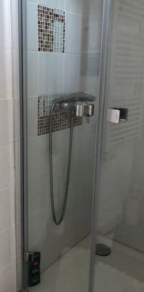 Secador de cabelo, toalhas de banho, sabonete 