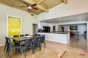 Dining - Modern courtyard home with private pool, spa & grill - 2 dogs welcome (Palm Springs)