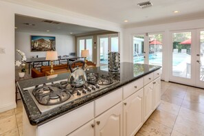 Fridge, microwave, oven, stovetop - Modern courtyard home with private pool, spa & grill - 2 dogs welcome (Palm Springs)