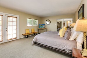 5 bedrooms, iron/ironing board, free WiFi, bed sheets - Modern courtyard home with private pool, spa & grill - 2 dogs welcome (Palm Springs)