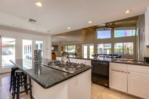 Fridge, microwave, oven, stovetop - Modern courtyard home with private pool, spa & grill - 2 dogs welcome (Palm Springs)