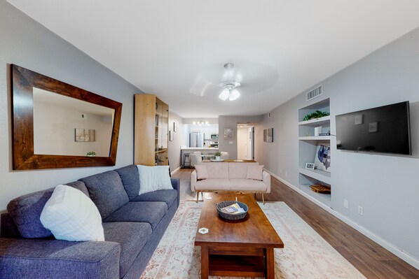 Smart TV - Old Town condo with balcony, pool, spa, grills/picnic area, & W/D (Scottsdale)