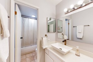 Shower, hair dryer, towels - Old Town condo with balcony, pool, spa, grills/picnic area, & W/D (Scottsdale)