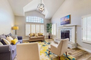 Smart TV, fireplace, ping pong, books - Luxury home with pool & pool spa, ping-pong, fire pit, & BBQ grill - dogs ok (Gilbert)