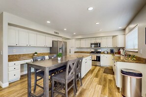 Coffee/tea maker, fridge, microwave, oven - Luxury home with pool & pool spa, ping-pong, fire pit, & BBQ grill - dogs ok (Gilbert)