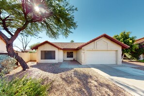 Exterior - Desert Blooms | House in Avondale with a private pool & grill (Avondale)