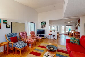 Smart TV, books - Desert Blooms | House in Avondale with a private pool & grill (Avondale)