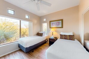 3 bedrooms, iron/ironing board, free WiFi, bed sheets - Colorful & art-filled condo with W/D, pool & hot tub (Oro Valley)