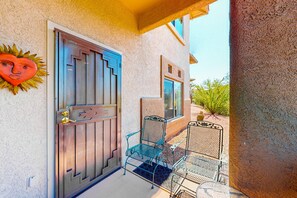 Terrace/patio - Colorful & art-filled condo with W/D, pool & hot tub (Oro Valley)