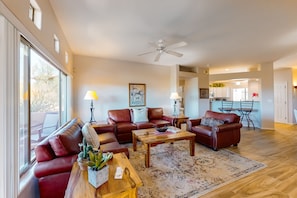 Smart TV, ping pong - Colorful & art-filled condo with W/D, pool & hot tub (Oro Valley)