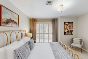2 bedrooms, desk, iron/ironing board, free WiFi - Bright Tucson home near golf & hiking with pool & spa - 30-night stay min. (Tucson)