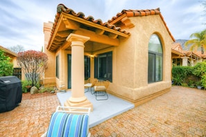 Terrace/patio - Bright Tucson home near golf & hiking with pool & spa - 30-night stay min. (Tucson)
