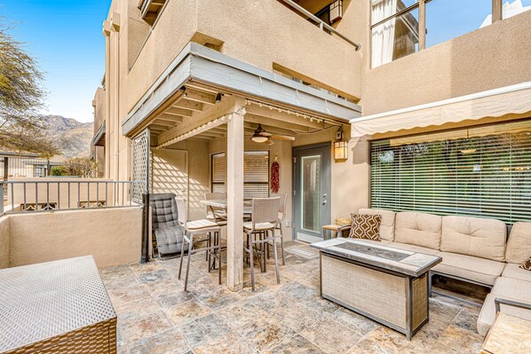 Outdoor dining - Sunny condo with pool, hot tub, gym, & grill access - W/D and mountain views (Tucson)