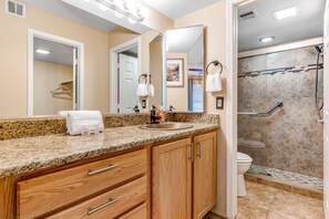 Shower, hair dryer, towels - Sunny condo with pool, hot tub, gym, & grill access - W/D and mountain views (Tucson)