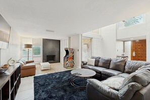 Smart TV, fireplace - Desert Comfort Meets City Convenience—Your Perfect Scottsdale Retreat. (Paradise Valley)