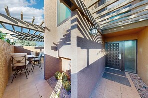 Outdoor dining - Desert Comfort Meets City Convenience—Your Perfect Scottsdale Retreat. (Paradise Valley)