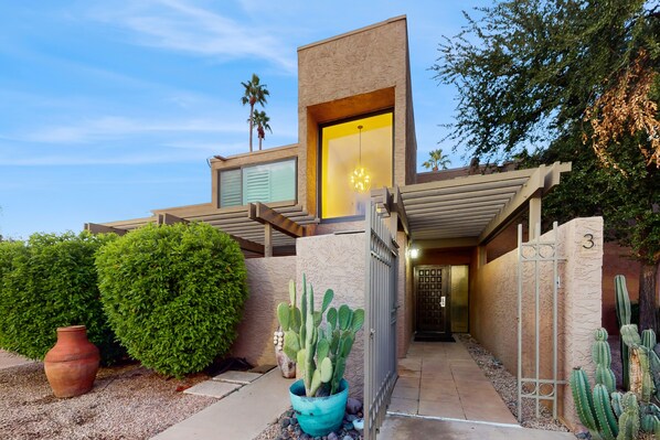 Exterior - Desert Comfort Meets City Convenience—Your Perfect Scottsdale Retreat. (Paradise Valley)