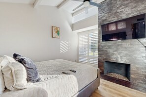 3 bedrooms, free WiFi, bed sheets, wheelchair access - Desert Comfort Meets City Convenience—Your Perfect Scottsdale Retreat. (Paradise Valley)