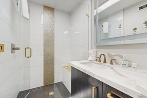 Shower, hair dryer, towels - Desert Comfort Meets City Convenience—Your Perfect Scottsdale Retreat. (Paradise Valley)