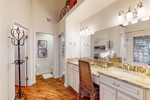 Shower, hair dryer, towels - Step-free, dog-friendly home with pool, hot tub & grill (Scottsdale)