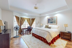 3 bedrooms, free WiFi, bed sheets - Step-free, dog-friendly home with pool, hot tub & grill (Scottsdale)
